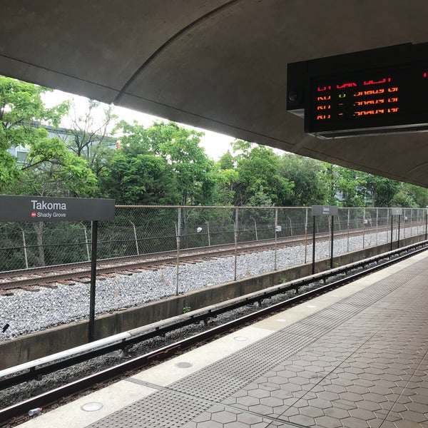 รูปภาพถ่ายที่ Takoma Metro Station โดย Dmitry เมื่อ 7/5/2021