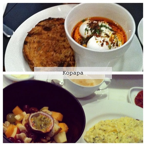 Photo prise au Kopapa Cafe &amp; Restaurant par Foodassion le3/9/2013