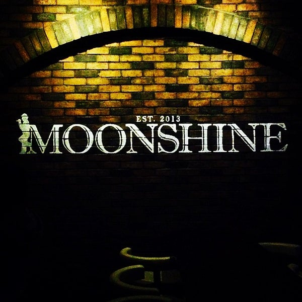 3/25/2014 tarihinde Ralph G.ziyaretçi tarafından Moonshine Bar'de çekilen fotoğraf