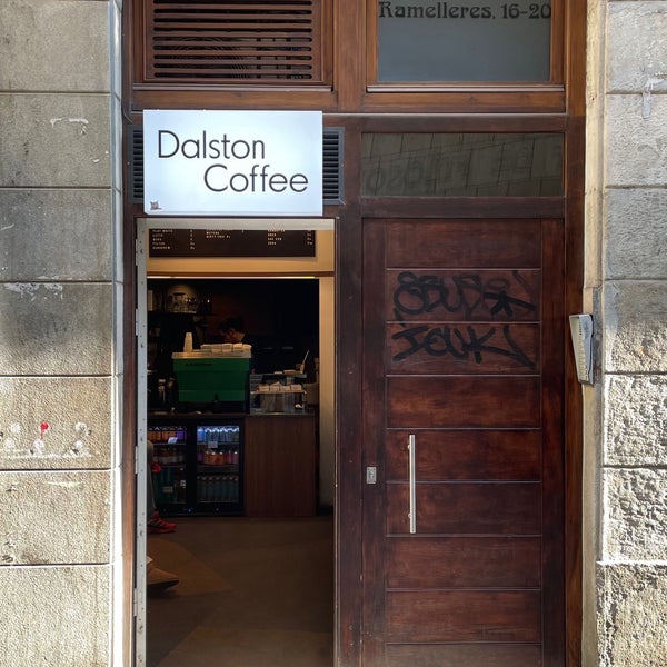 Foto diambil di Dalston Coffee oleh Yousef .. pada 11/20/2023