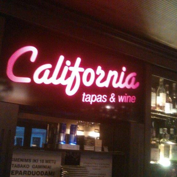 Photo prise au California Tapas &amp; Wine par Anton G. le10/25/2013