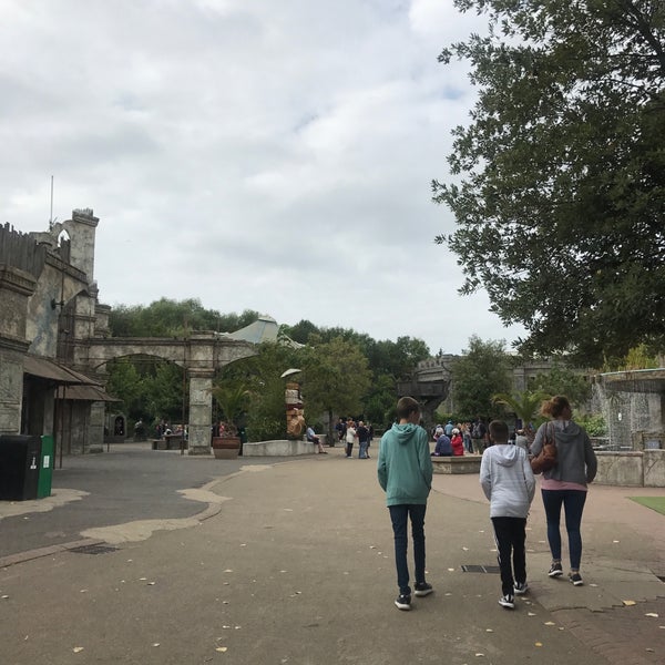 Photo taken at Chessington World of Adventures Resort by Y on 9/5/2018