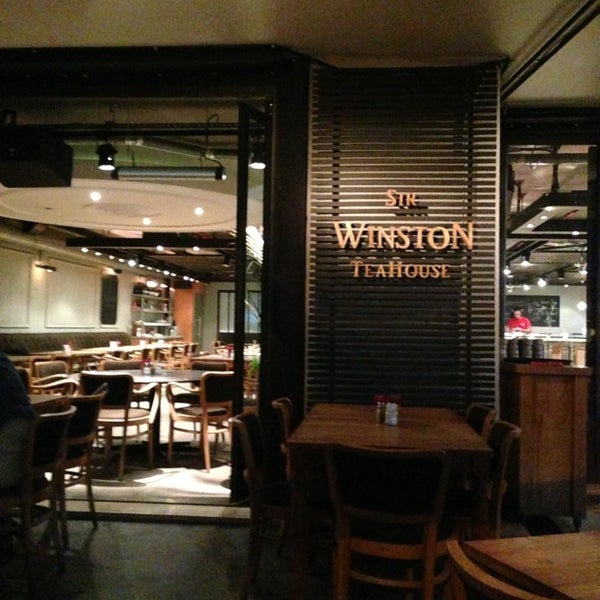 รูปภาพถ่ายที่ The Sir Winston Brasserie โดย Dogus เมื่อ 9/23/2013