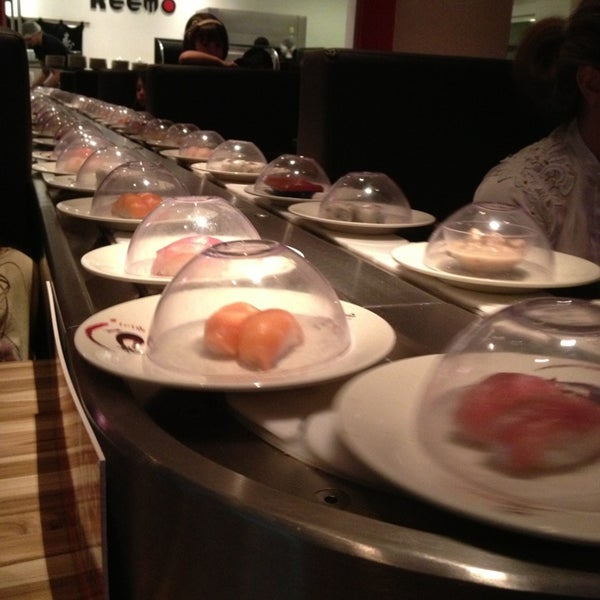 Foto tirada no(a) Keemo, Sushi em Movimento por Malu D. em 3/13/2013