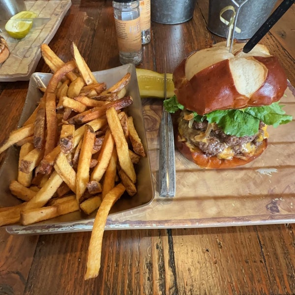 The Field Burger & Tap 1 Country Club Ln