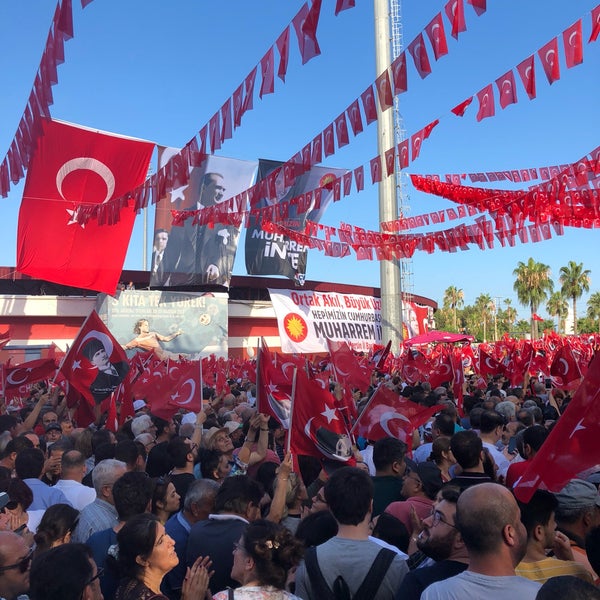 รูปภาพถ่ายที่ Mersin Tevfik Sırrı Gür Stadı โดย Aytaç S. เมื่อ 6/20/2018