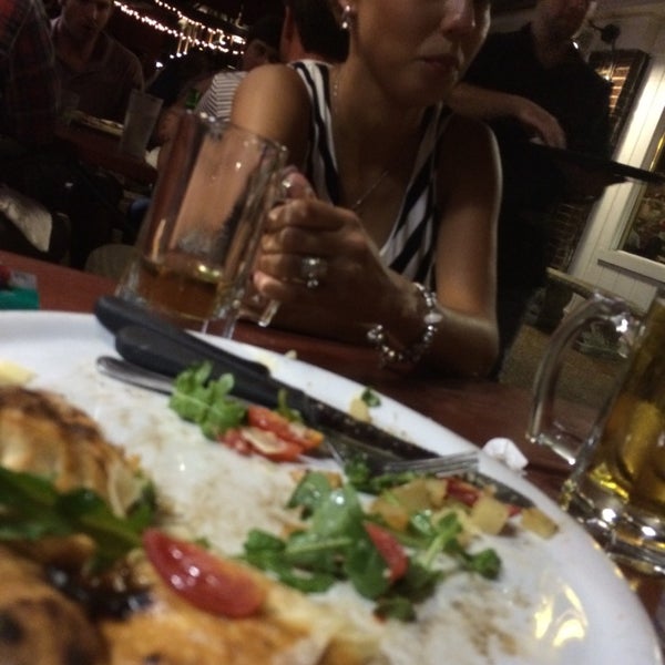 8/16/2014 tarihinde Thako H.ziyaretçi tarafından Bella Napoli Pizzeria'de çekilen fotoğraf