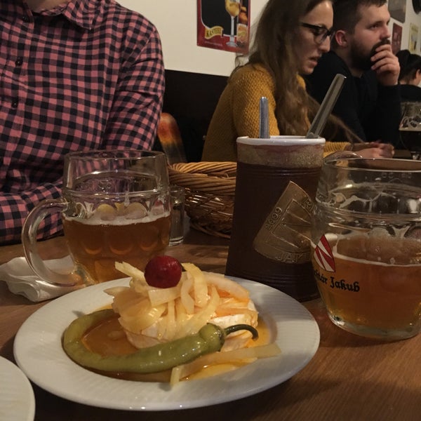 Отличное местечко, обязательно к посещению в Братиславе. Дистилляты из пива имеются. Могут долго нести еду, но маринованный гермелин, например, там сделан, как полагается. А часто шляпный попадается.
