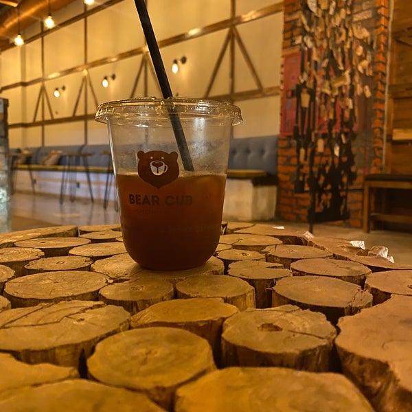 9/8/2022 tarihinde Abdulaziz94ziyaretçi tarafından BEAR CUB ®️ Specialty coffee Roasteryمحمصة بير كب للقهوة المختصة'de çekilen fotoğraf