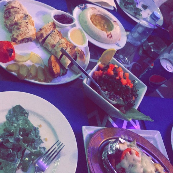Das Foto wurde bei Assi restaurant von Zainab H. am 9/29/2019 aufgenommen