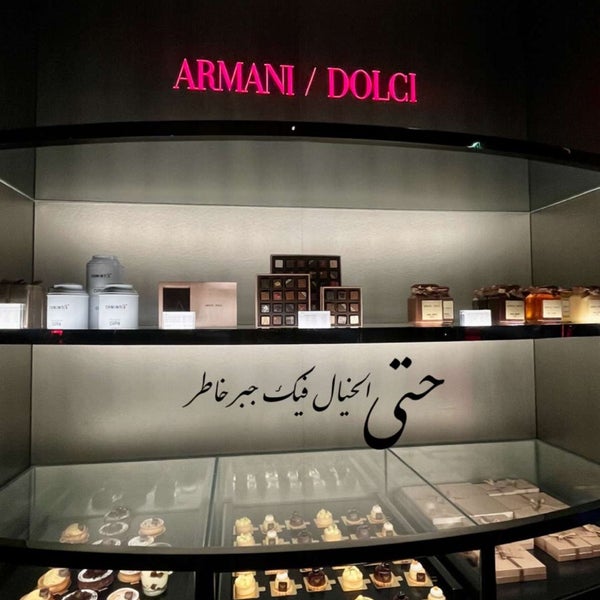 Foto diambil di Emporio Armani Caffé oleh Zainab H. pada 2/2/2023
