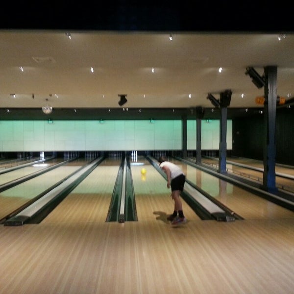 5/1/2013 tarihinde Karinziyaretçi tarafından Buitensociëteit &amp; Bowling De Worp Deventer'de çekilen fotoğraf