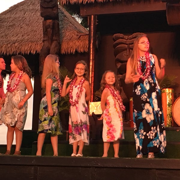 Das Foto wurde bei Paradise Cove Luau von Bryan B. am 7/2/2018 aufgenommen