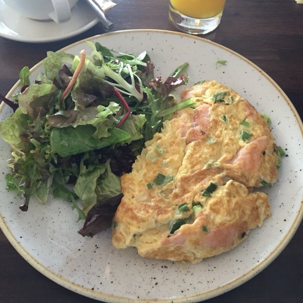 The Salmon omelette is really good!👍