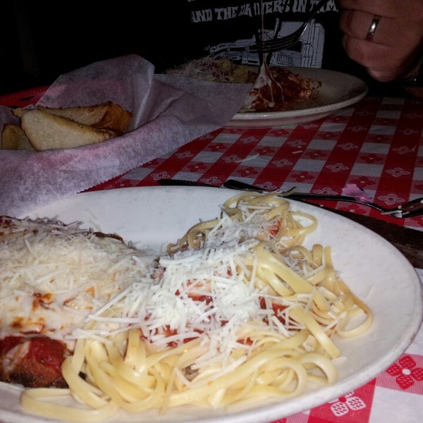 Снимок сделан в Frank&#39;s Spaghetti House пользователем Dawn R. 7/23/2014