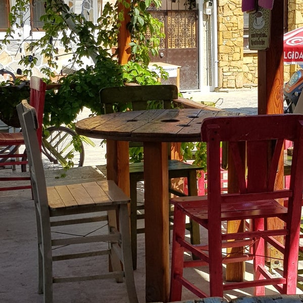 รูปภาพถ่ายที่ GökçeMadaM Sanatevi &amp;Cafe โดย De R. เมื่อ 8/20/2018