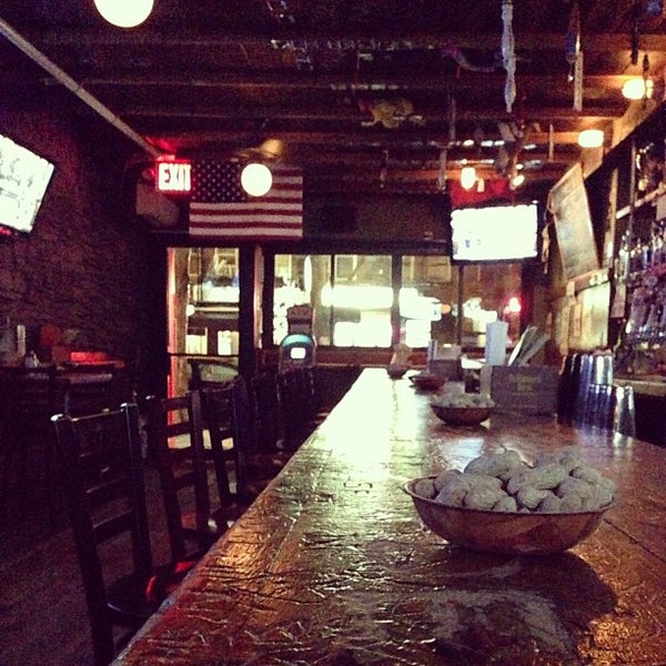 รูปภาพถ่ายที่ Mad Donkey Beer Bar &amp; Grill โดย Brian R. เมื่อ 4/1/2013
