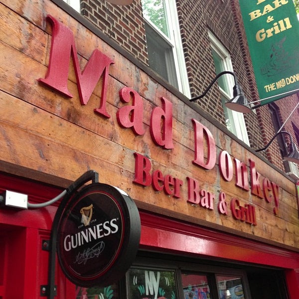 รูปภาพถ่ายที่ Mad Donkey Beer Bar &amp; Grill โดย Brian R. เมื่อ 5/23/2013
