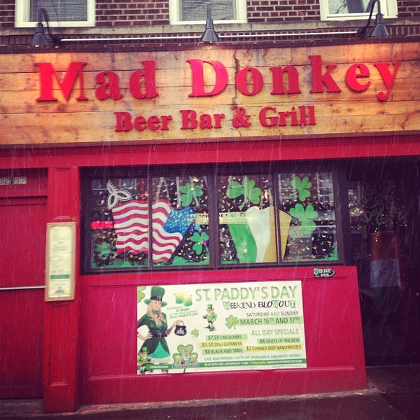 Foto diambil di Mad Donkey Beer Bar &amp; Grill oleh Brian R. pada 3/16/2013