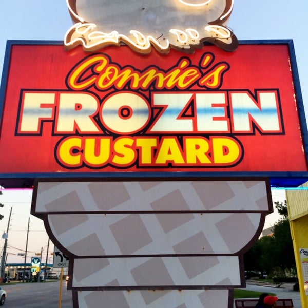 Foto diambil di Connie&#39;s Frozen Custard oleh Margie K. pada 5/30/2016