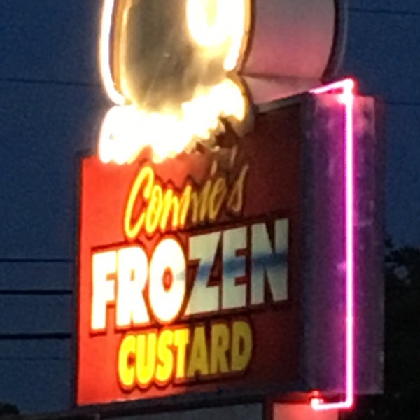 Foto tirada no(a) Connie&#39;s Frozen Custard por Margie K. em 5/11/2016