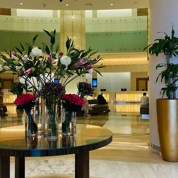 Foto diambil di Hilton Suites Makkah oleh SARAH🍯 pada 1/18/2024