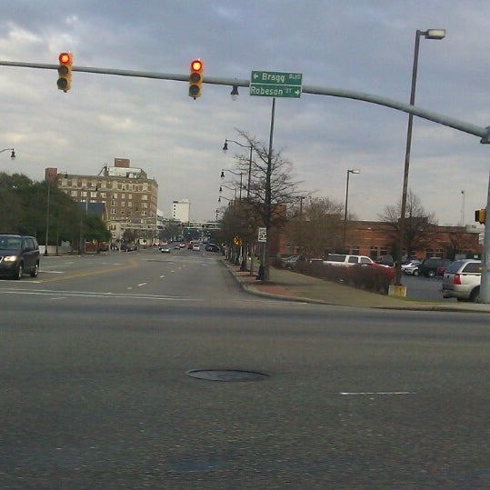 Foto tirada no(a) Downtown Fayetteville por Ashley S. em 3/5/2013