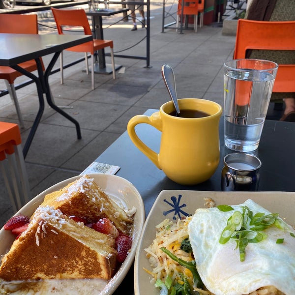 Photo taken at Snooze, an A.M. Eatery by | on 8/25/2022