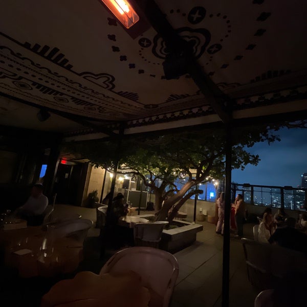Das Foto wurde bei Upstairs Rooftop Lounge at Ace Hotel von Nader am 9/29/2023 aufgenommen