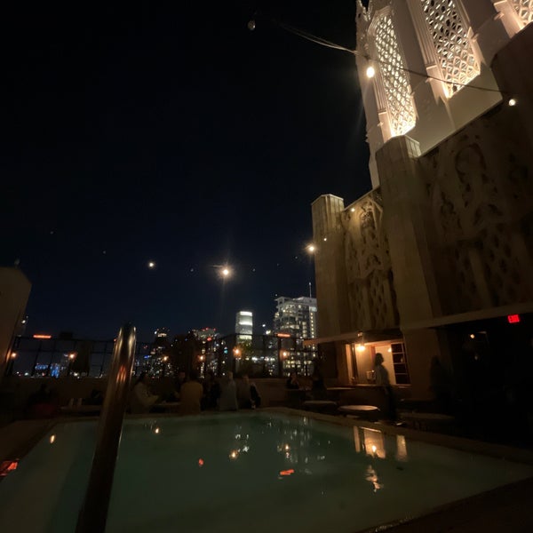 Photo prise au Upstairs Rooftop Lounge at Ace Hotel par Nader le10/25/2022