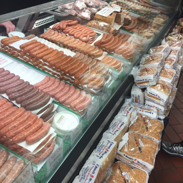 Foto scattata a Paulina Meat Market da Ashley P. il 10/31/2015