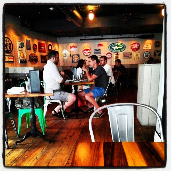 8/31/2013 tarihinde Alan Z.ziyaretçi tarafından Rudy&#39;s Bar'de çekilen fotoğraf