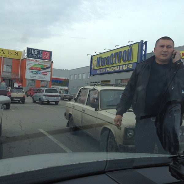 Снимок сделан в Мегастрой пользователем Лилия П. 10/19/2013