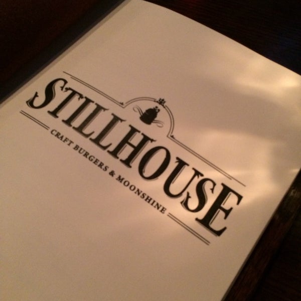รูปภาพถ่ายที่ Stillhouse Craft Burgers &amp; Moonshine โดย Eric C. เมื่อ 2/15/2014