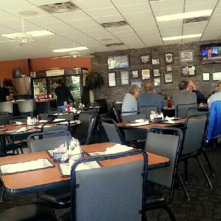 Foto diambil di George&#39;s Restaurant oleh John W. pada 4/20/2013