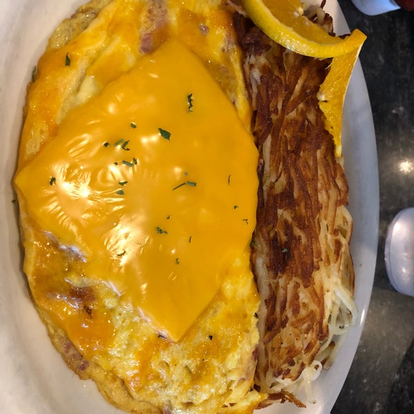 Снимок сделан в Mr. Mamas Breakfast and Lunch пользователем Has J. 7/29/2019