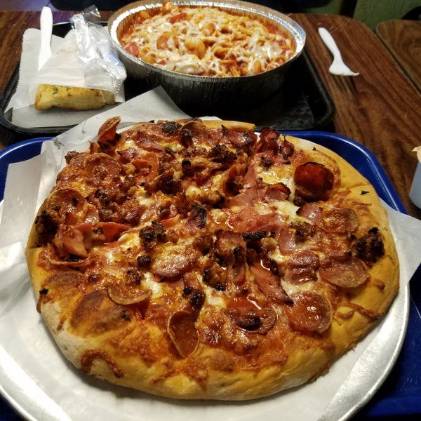 Photo taken at Giovanni&#39;s Pizza and Pasta by Kim P. on 9/9/2018