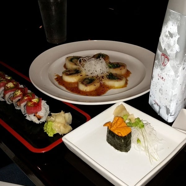 Foto tirada no(a) Ninja Spinning Sushi Bar por Cary R. em 8/16/2014
