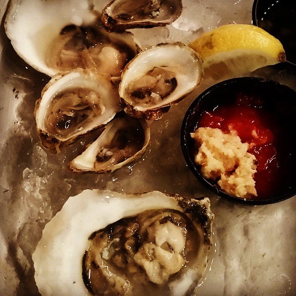 Das Foto wurde bei Longboards Seafood Restaurant von Cary R. am 3/7/2015 aufgenommen