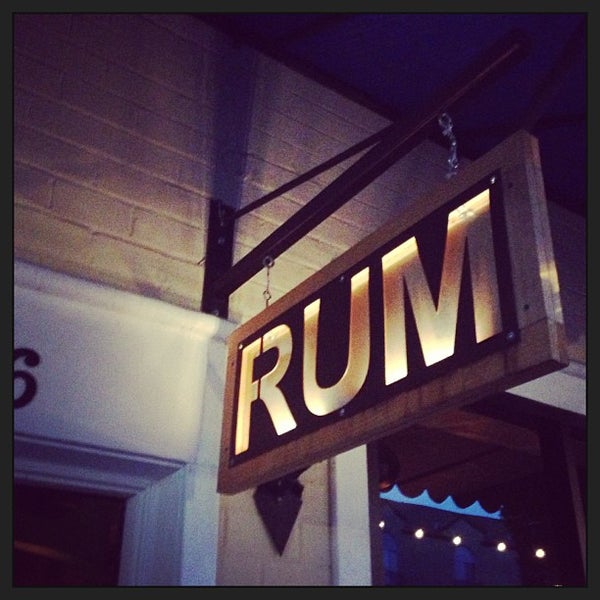 Photo prise au Rum Bar at The Breadfruit par Southern F. le3/24/2013