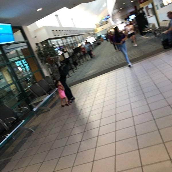 Foto tomada en Yuma International Airport (YUM)  por Tonya T. el 9/26/2018