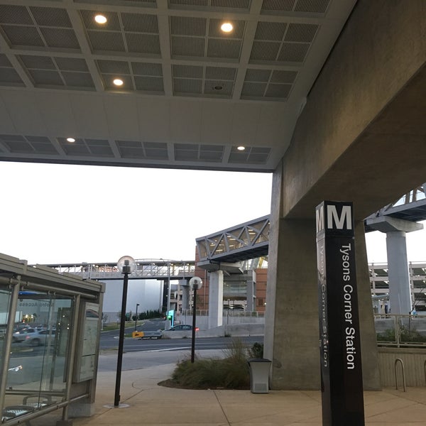 9/29/2017 tarihinde Samir L.ziyaretçi tarafından Tysons Metro Station'de çekilen fotoğraf