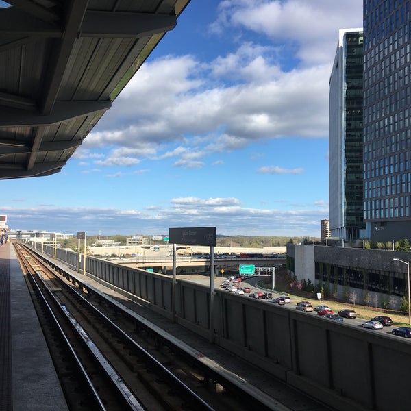 4/19/2018 tarihinde Samir L.ziyaretçi tarafından Tysons Metro Station'de çekilen fotoğraf