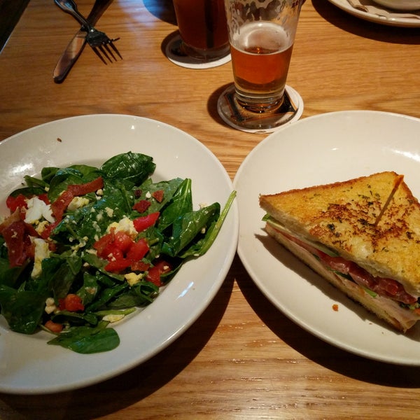 Photo taken at BJ&#39;s Restaurant &amp; Brewhouse by Mike P. on 11/17/2017