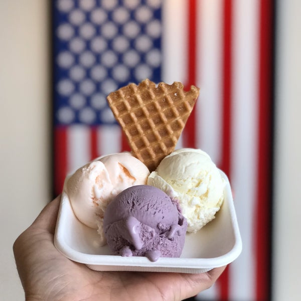 Снимок сделан в Jeni&#39;s Splendid Ice Creams пользователем Kevin L. 7/17/2019