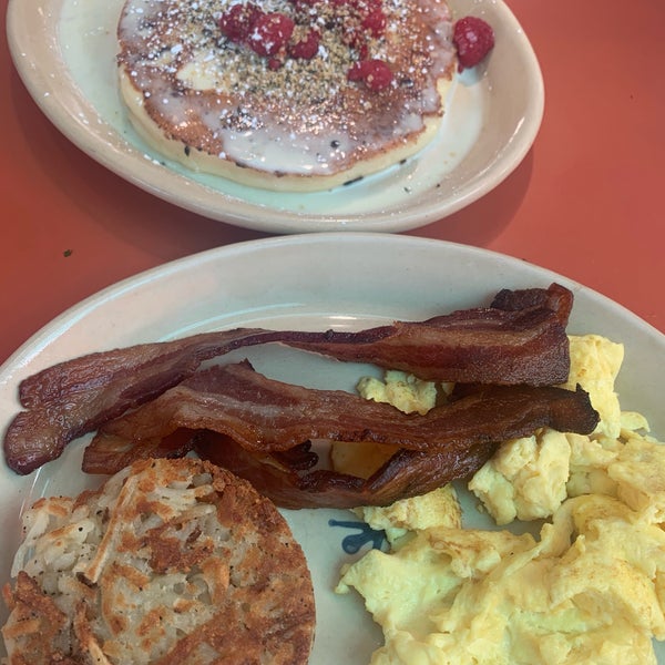Photo taken at Snooze, an A.M. Eatery by Lucy Y. on 9/8/2019