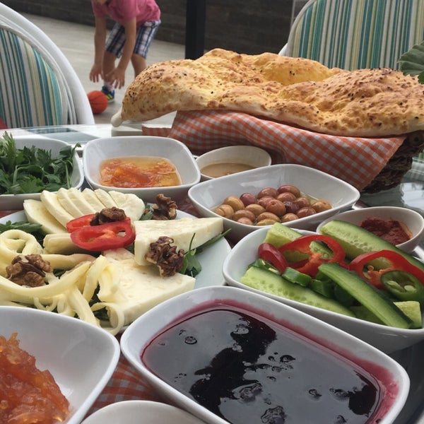 รูปภาพถ่ายที่ Antepli Et Restaurant Tatlı โดย Fahad S. เมื่อ 5/13/2017
