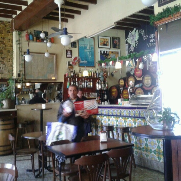 รูปภาพถ่ายที่ Casa Benjamín Bodega - Tapas, Drinks &amp; Friends - Dénia โดย Angel R. เมื่อ 12/27/2013