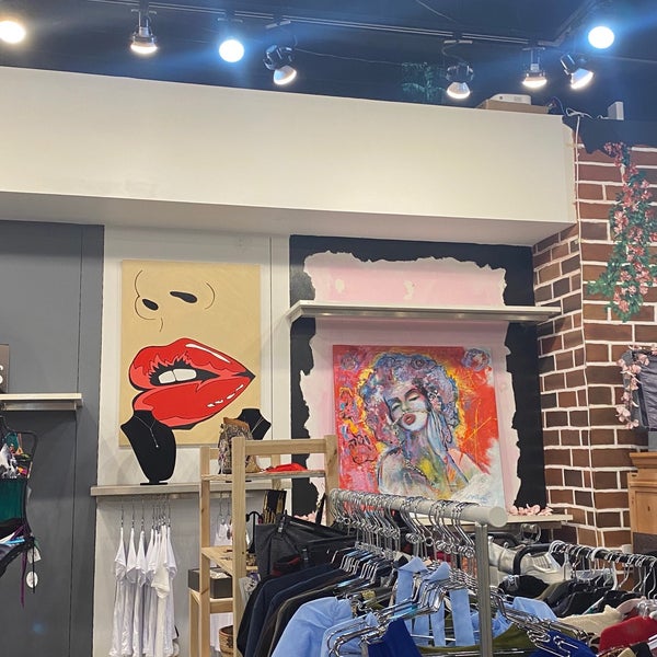 Das Foto wurde bei The Shops at Sunset Place von Reem am 7/12/2020 aufgenommen