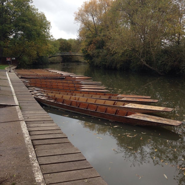 Photo taken at Cherwell Boathouse by Aline N. on 10/19/2015